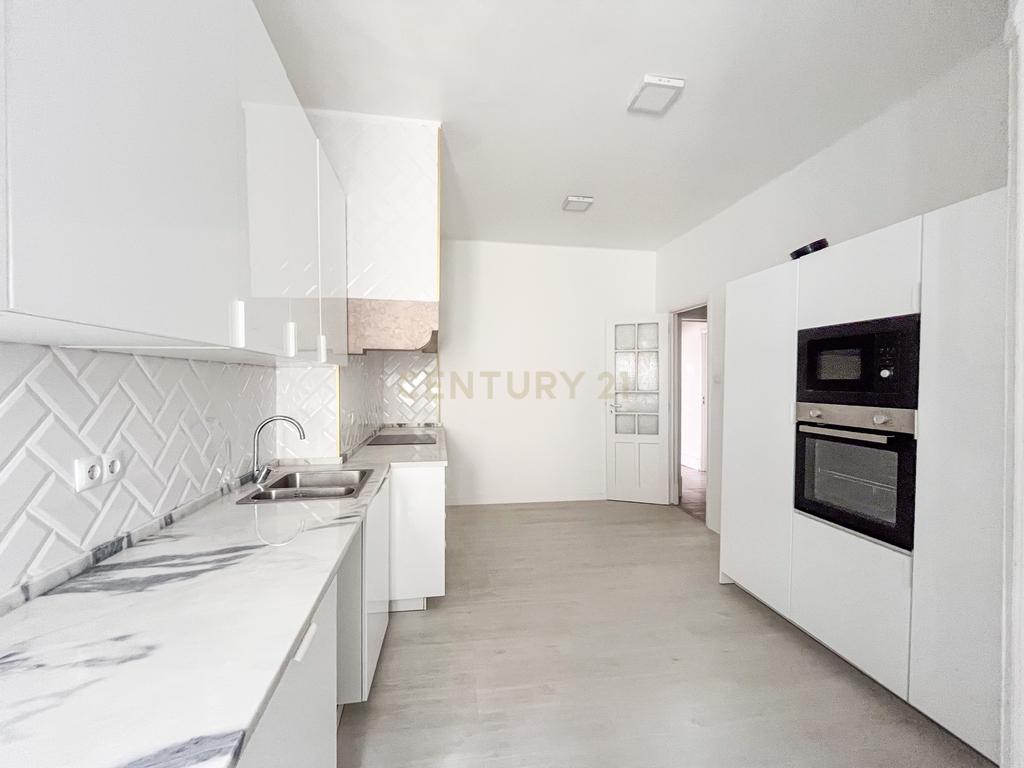 Apartamento T2+1 com Vista Rio | Baixa de Lisboa - Image 27
