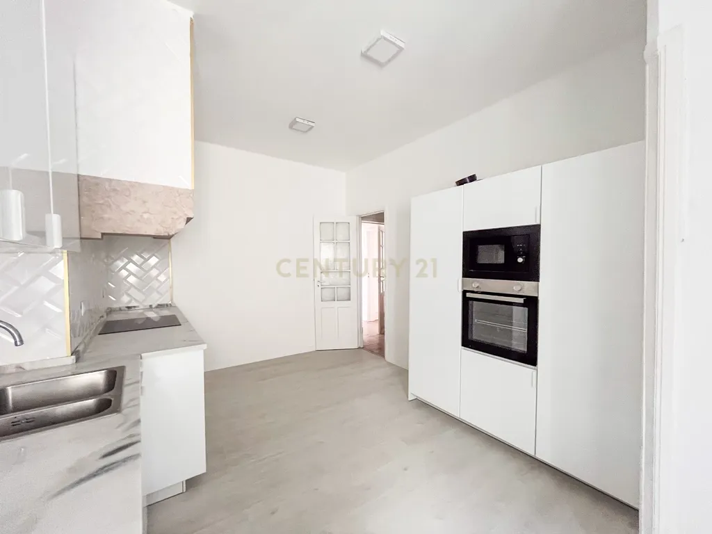 Apartamento T2+1 com Vista Rio | Baixa de Lisboa - Image 28