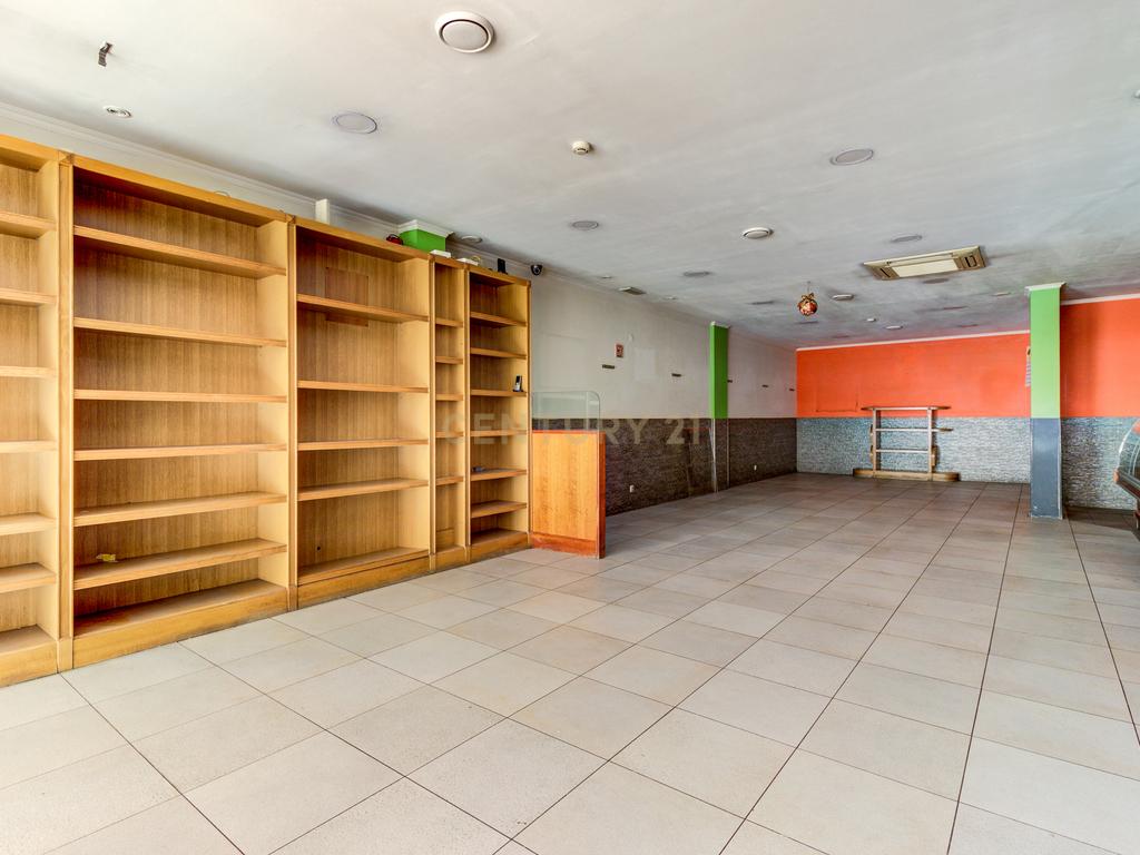 Espaço comercial com 138m2 localizado na Rua de Moçambique no Prior Velho, com dois lugares de estacionamento. - Image 5