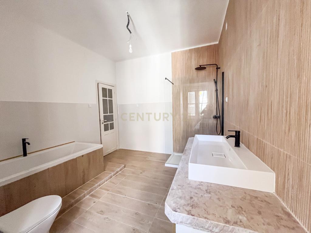 Apartamento T2+1 com Vista Rio | Baixa de Lisboa - Image 32