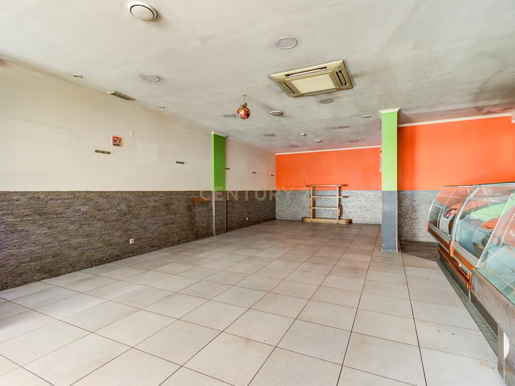 Espaço comercial com 138m2 localizado na Rua de Moçambique no Prior Velho, com dois lugares de estacionamento. - Image 4