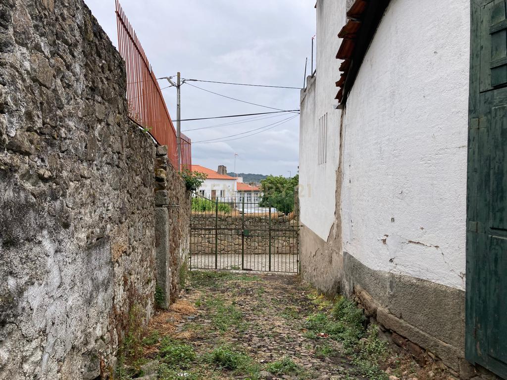 Moradia T8 Tipo Casa Senhorial, Geminada, no Centro Histórico de Pinhel com 486 m2 de área habitável. - Image 17