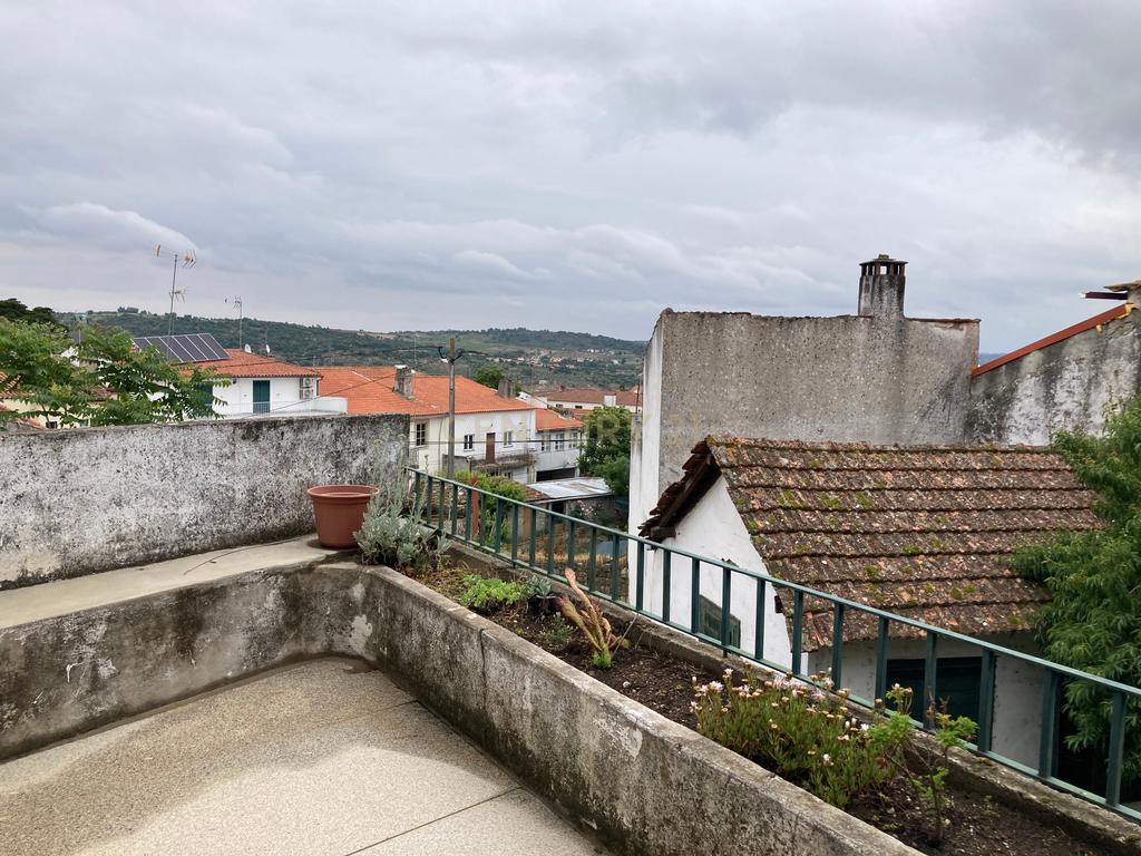 Moradia T8 Tipo Casa Senhorial, Geminada, no Centro Histórico de Pinhel com 486 m2 de área habitável. - Image 21