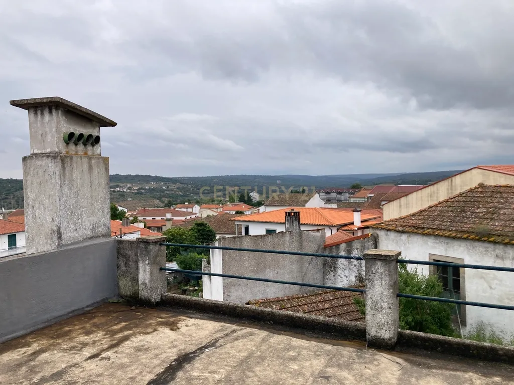 Moradia T8 Tipo Casa Senhorial, Geminada, no Centro Histórico de Pinhel com 486 m2 de área habitável. - Image 23