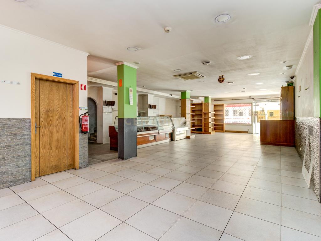 Espaço comercial com 138m2 localizado na Rua de Moçambique no Prior Velho, com dois lugares de estacionamento. - Image 7