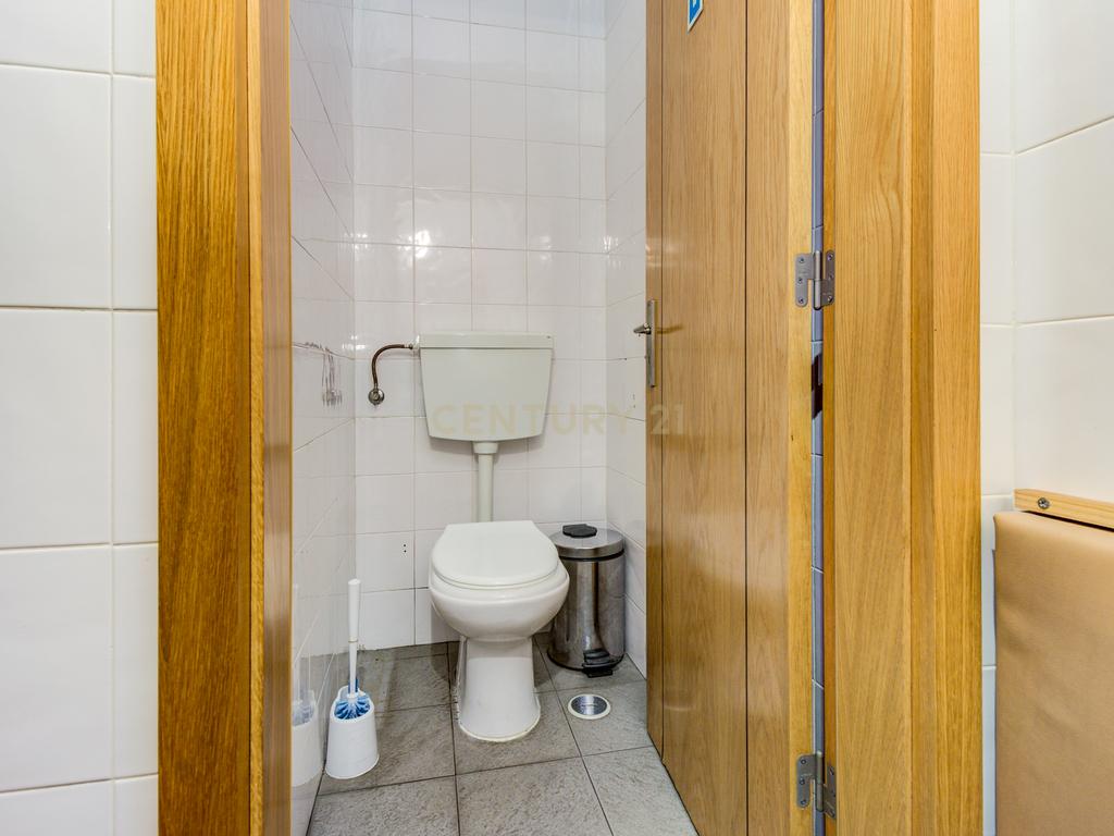 Espaço comercial com 138m2 localizado na Rua de Moçambique no Prior Velho, com dois lugares de estacionamento. - Image 12