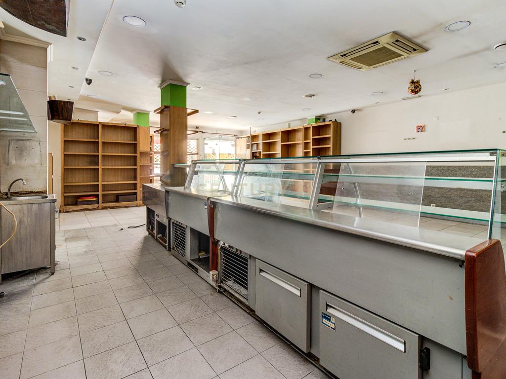 Espaço comercial com 138m2 localizado na Rua de Moçambique no Prior Velho, com dois lugares de estacionamento. - Image 1