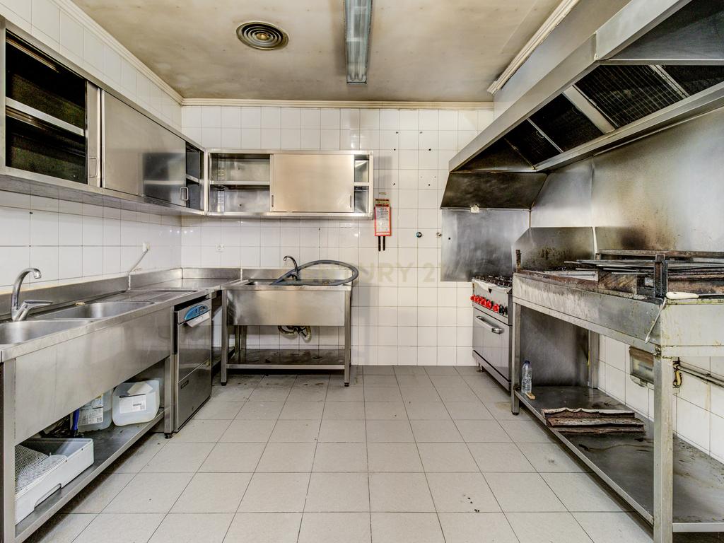 Espaço comercial com 138m2 localizado na Rua de Moçambique no Prior Velho, com dois lugares de estacionamento. - Image 8