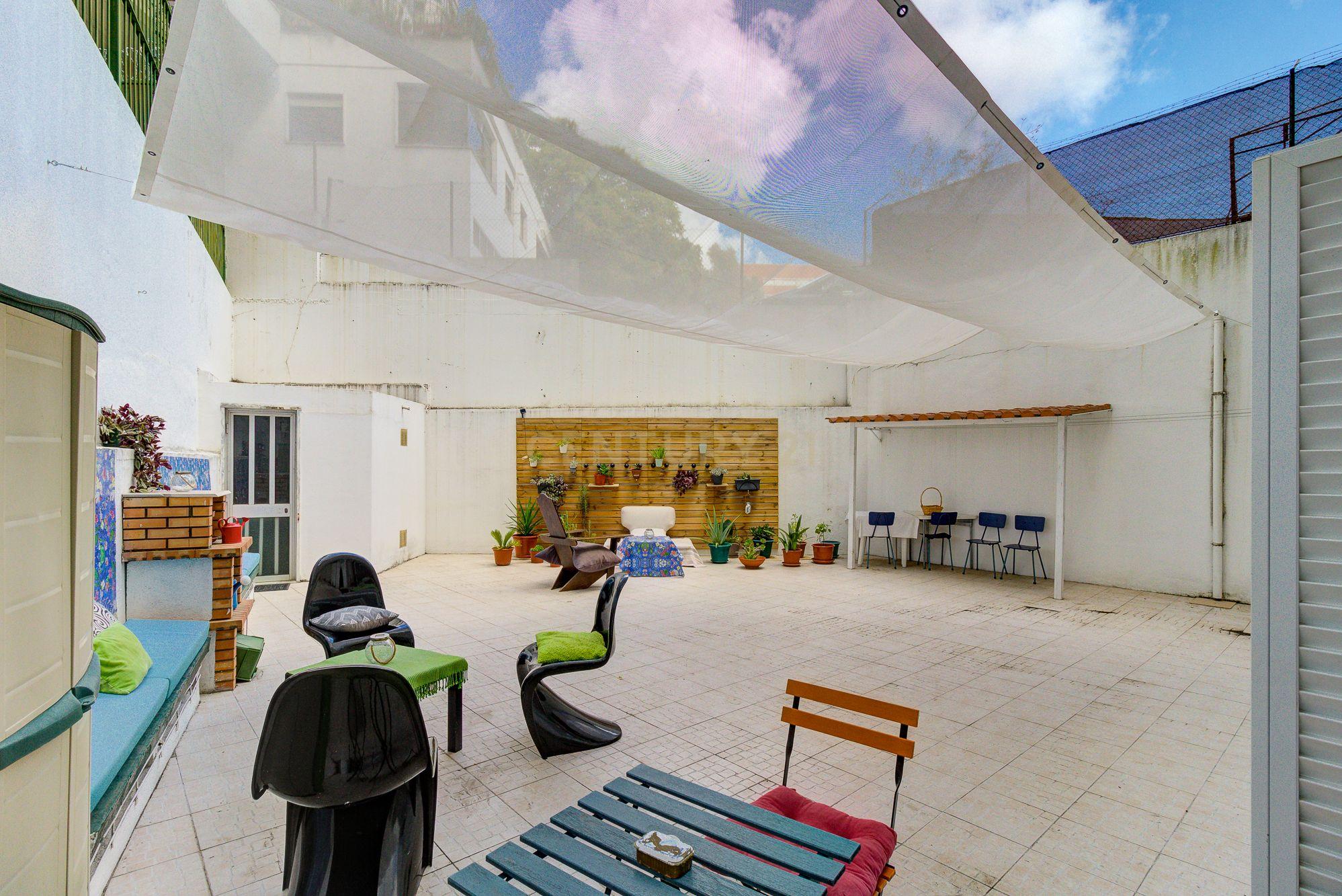 Fantástico T3, com amplo terraço, situado na Calçada dos 7 Moinhos – Campolide – Lisboa - Image 5