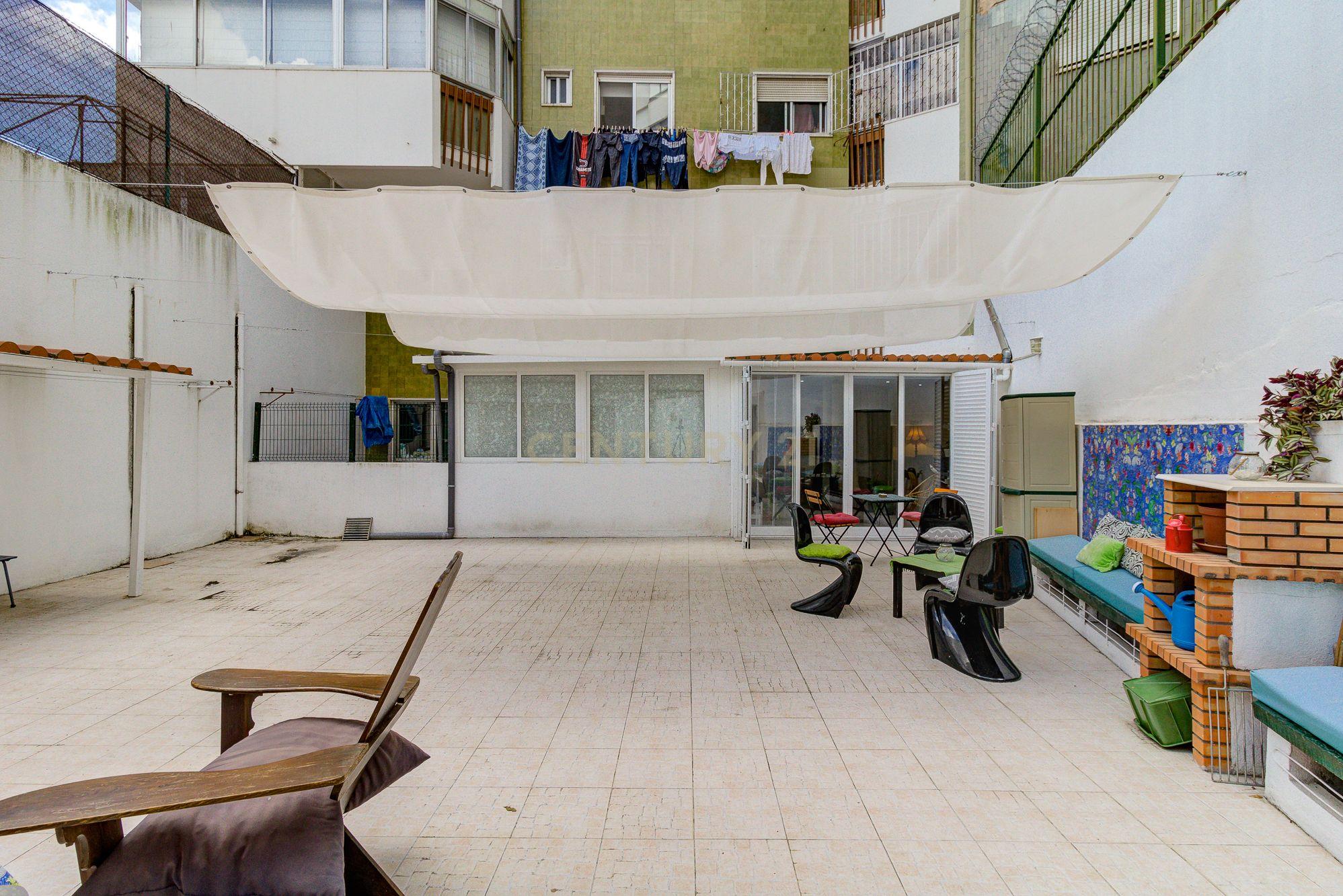 Fantástico T3, com amplo terraço, situado na Calçada dos 7 Moinhos – Campolide – Lisboa - Image 3