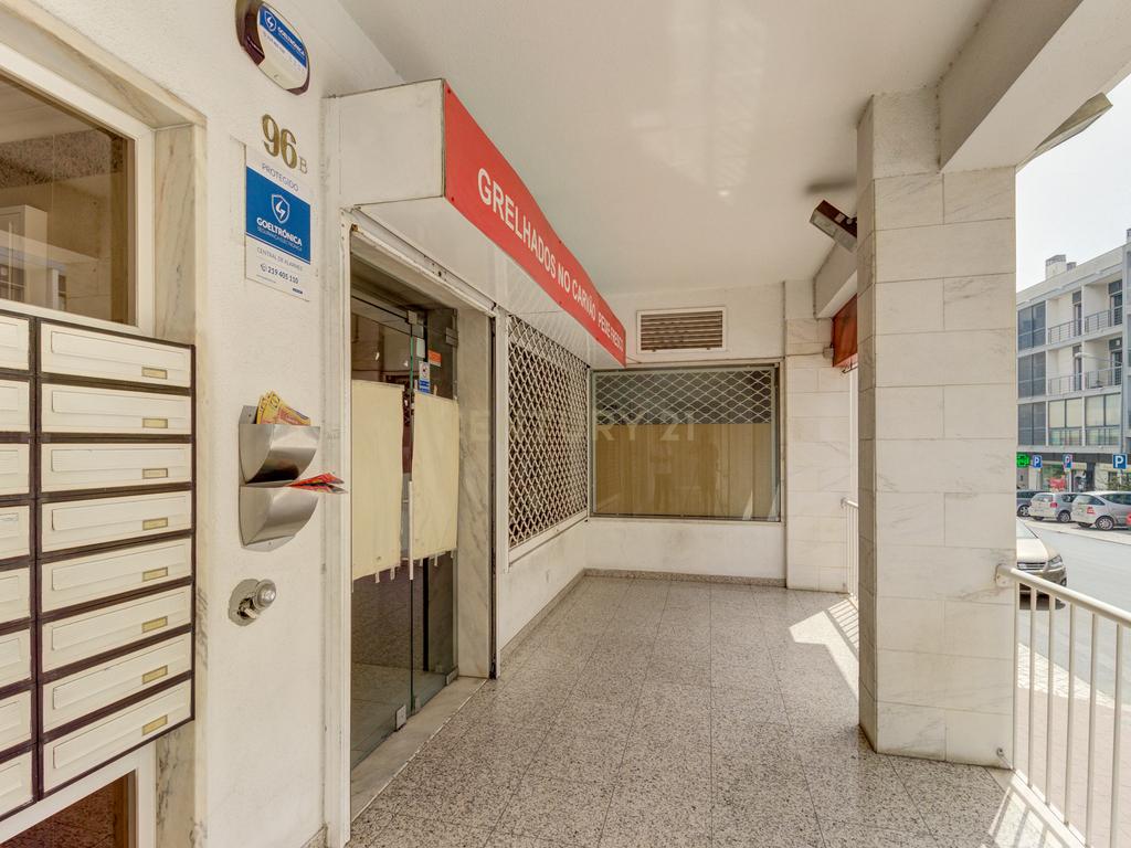 Espaço comercial com 138m2 localizado na Rua de Moçambique no Prior Velho, com dois lugares de estacionamento. - Image 6