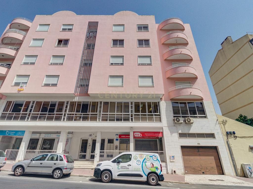 Espaço comercial com 138m2 localizado na Rua de Moçambique no Prior Velho, com dois lugares de estacionamento. - Image 3