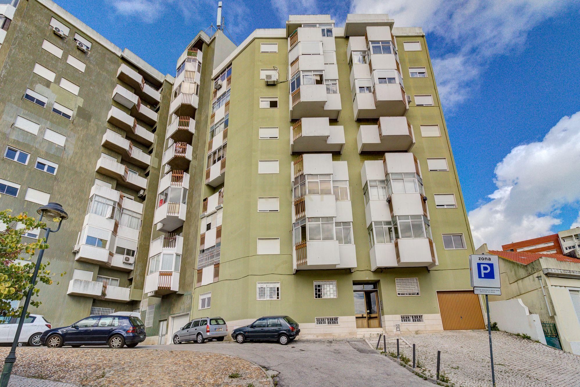 Fantástico T3, com amplo terraço, situado na Calçada dos 7 Moinhos – Campolide – Lisboa - Image 8