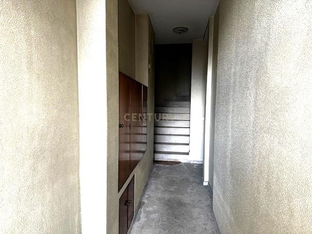 Prédio em betão na rua de Santa Catarina - Image 2