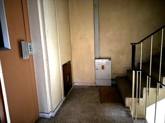 Prédio em betão na rua de Santa Catarina - Image 4
