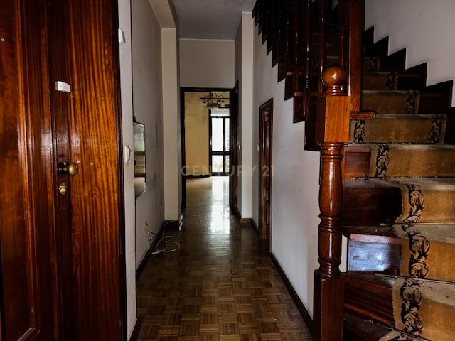 Prédio em betão na rua de Santa Catarina - Image 6