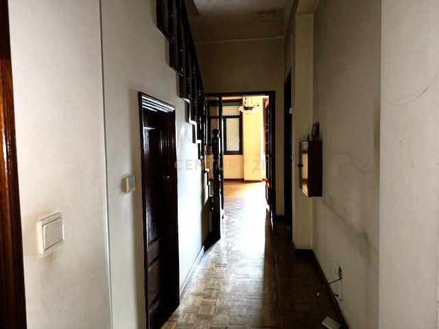 Prédio em betão na rua de Santa Catarina - Image 8