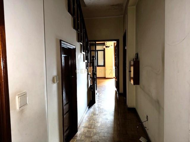 Prédio em betão na rua de Santa Catarina - Image 8