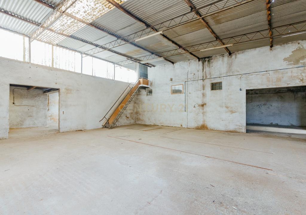 Armazém com 543 m2 no Centro do Montijo - Image 9