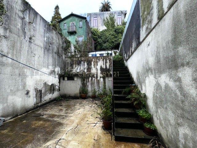 Prédio em betão na rua de Santa Catarina - Image 12