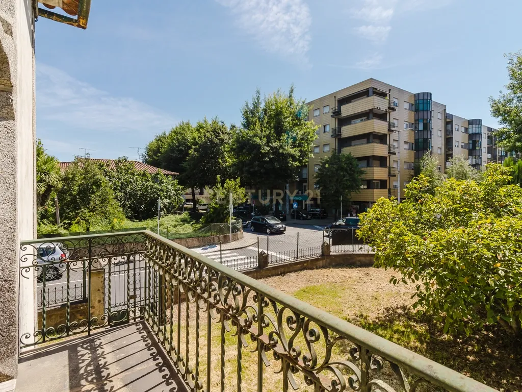 "Moradia Senhorial de 1937 em Caldelas, Taipas - Charme e História no Coração de Guimarães" - Image 11