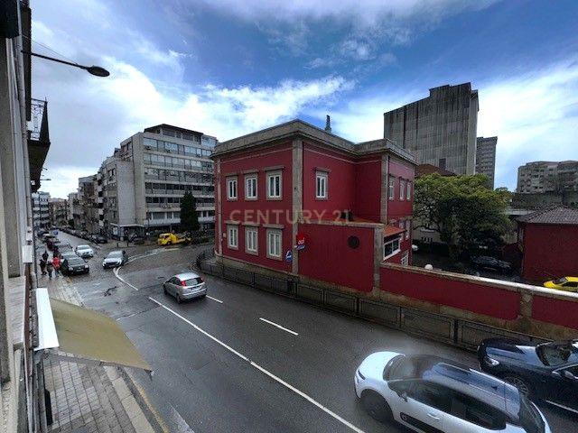 Prédio em betão na rua de Santa Catarina - Image 16