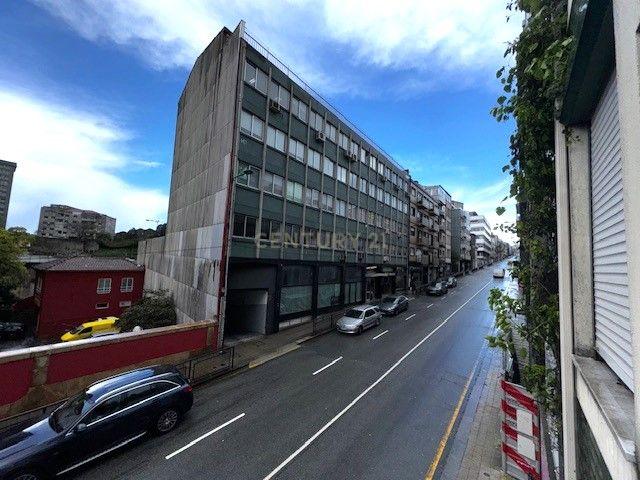Prédio em betão na rua de Santa Catarina - Image 17