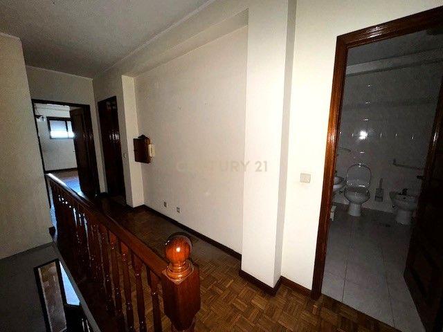 Prédio em betão na rua de Santa Catarina - Image 19