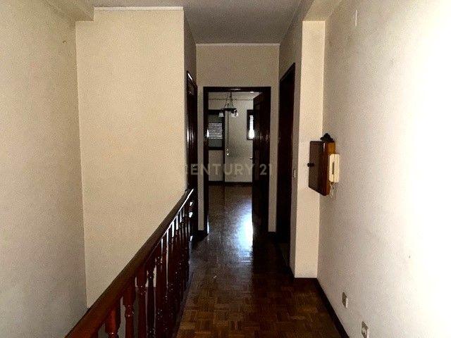 Prédio em betão na rua de Santa Catarina - Image 21