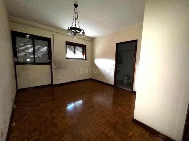 Prédio em betão na rua de Santa Catarina - Image 22