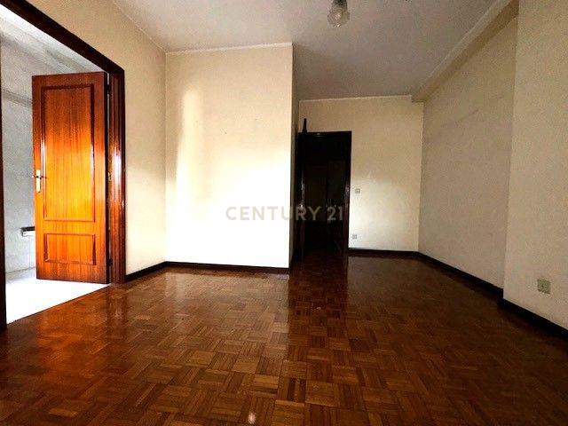 Prédio em betão na rua de Santa Catarina - Image 24