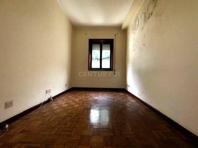 Prédio em betão na rua de Santa Catarina - Image 25