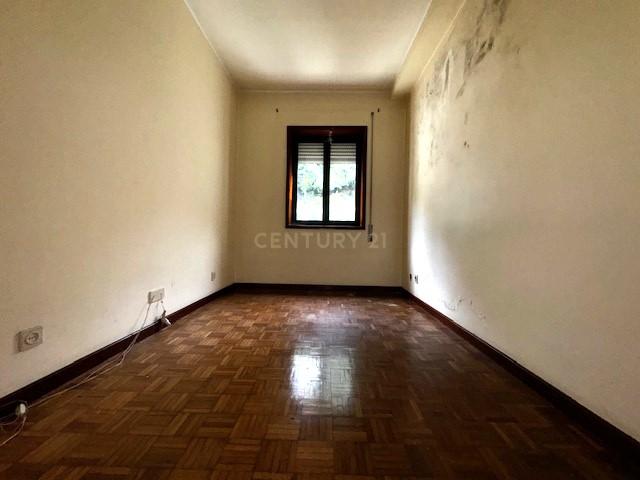 Prédio em betão na rua de Santa Catarina - Image 25