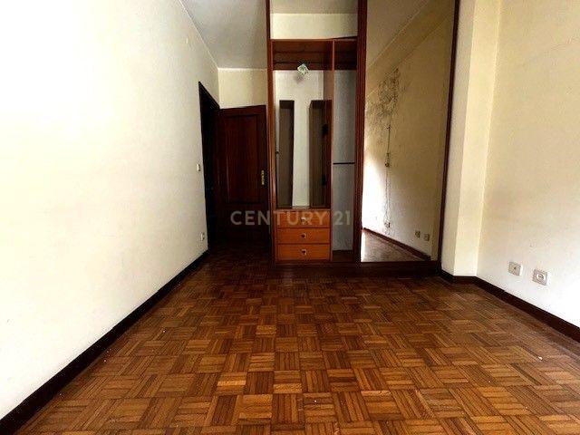 Prédio em betão na rua de Santa Catarina - Image 27