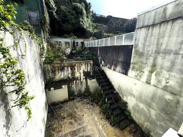 Prédio em betão na rua de Santa Catarina - Image 28