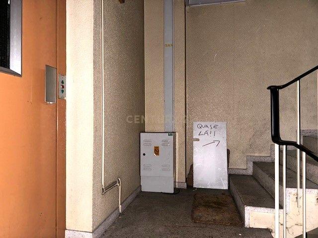Prédio em betão na rua de Santa Catarina - Image 29