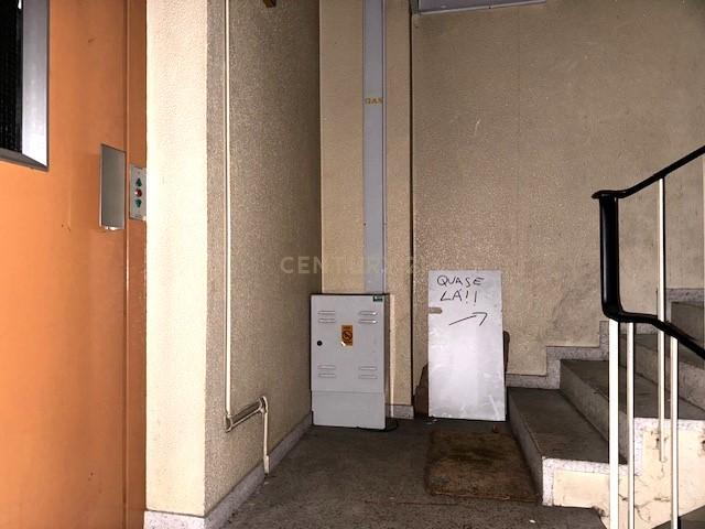 Prédio em betão na rua de Santa Catarina - Image 29