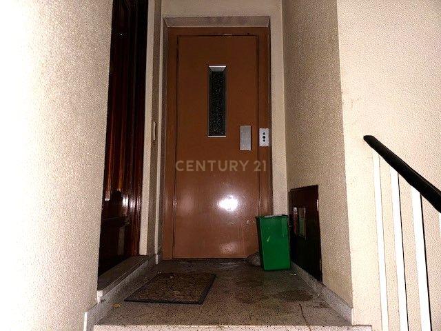 Prédio em betão na rua de Santa Catarina - Image 31