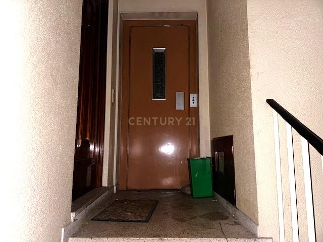 Prédio em betão na rua de Santa Catarina - Image 31