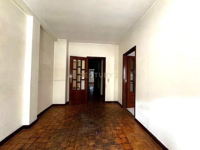 Prédio em betão na rua de Santa Catarina - Image 38