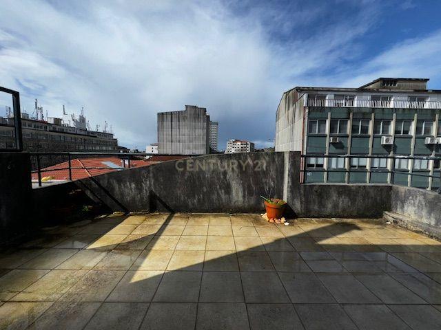 Prédio em betão na rua de Santa Catarina - Image 46
