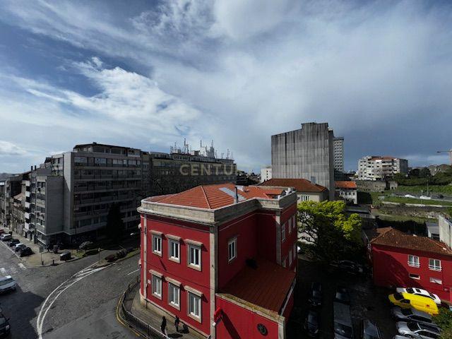 Prédio em betão na rua de Santa Catarina - Image 47