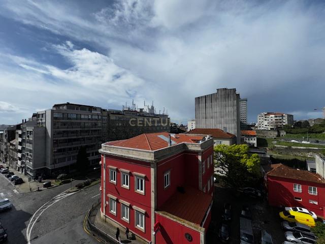 Prédio em betão na rua de Santa Catarina - Image 47