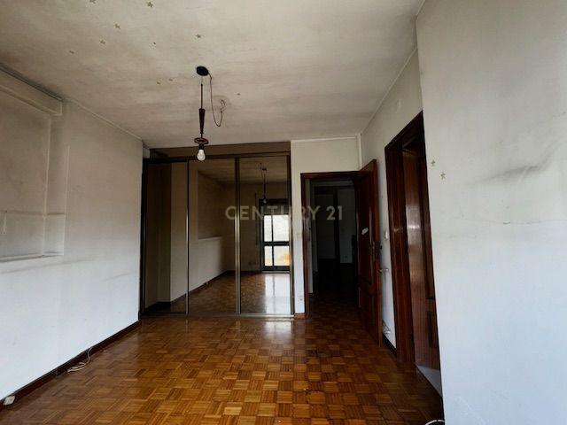 Prédio em betão na rua de Santa Catarina - Image 48