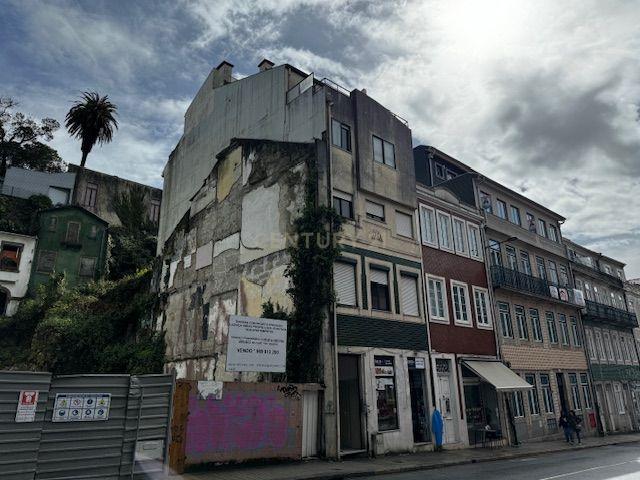 Prédio em betão na rua de Santa Catarina - Image 54
