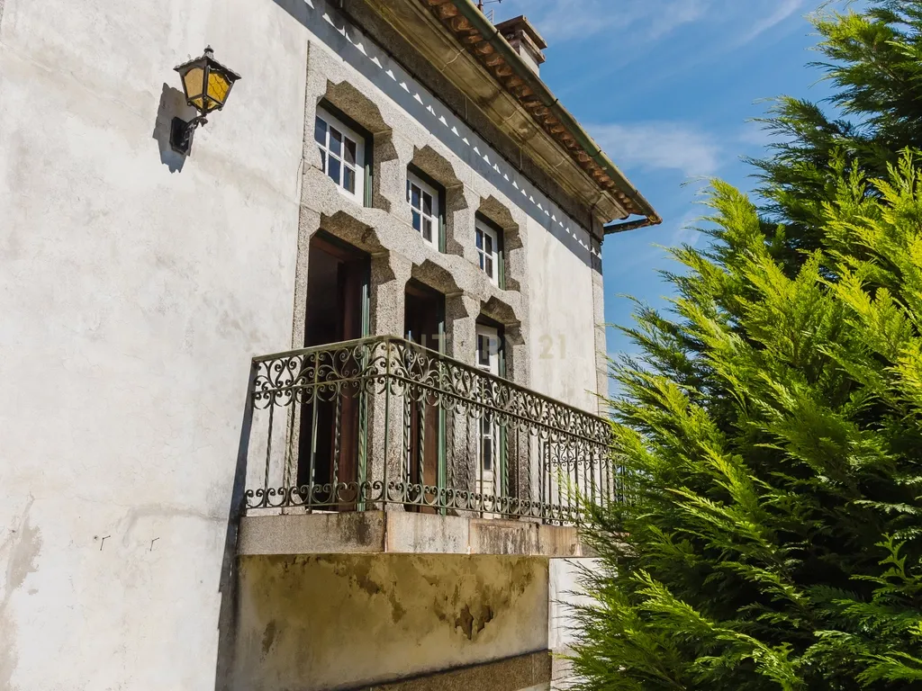 "Moradia Senhorial de 1937 em Caldelas, Taipas - Charme e História no Coração de Guimarães" - Image 3