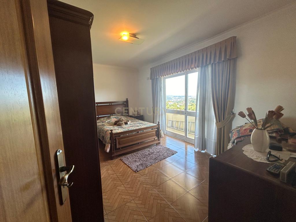**ESPECTACULAR MORADIA T4+1 EM PAREDES, COM RECHEIO INCLUIDO** - Image 11
