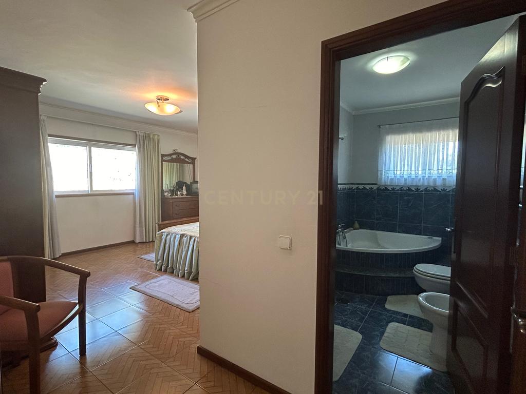 **ESPECTACULAR MORADIA T4+1 EM PAREDES, COM RECHEIO INCLUIDO** - Image 16