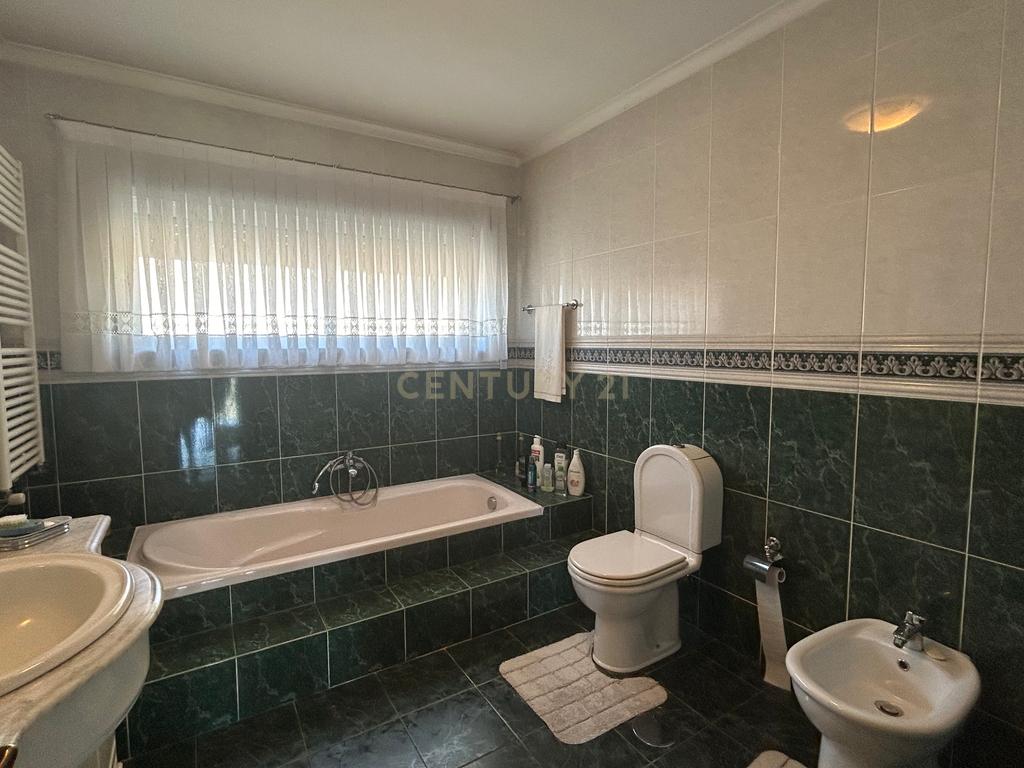 **ESPECTACULAR MORADIA T4+1 EM PAREDES, COM RECHEIO INCLUIDO** - Image 27