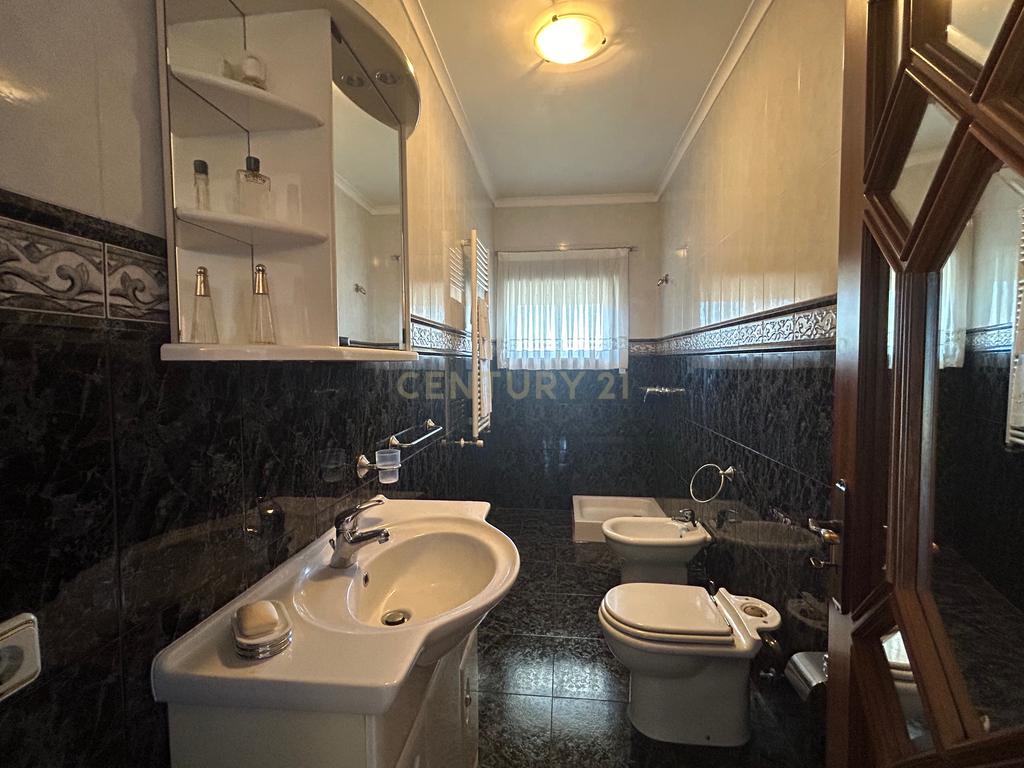 **ESPECTACULAR MORADIA T4+1 EM PAREDES, COM RECHEIO INCLUIDO** - Image 32